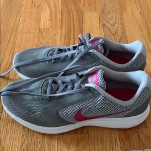 Nike 9.5 Women’s Revolution 3 Gray Silver